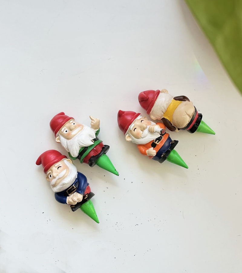 Mini gnomi da giardino impertinenti