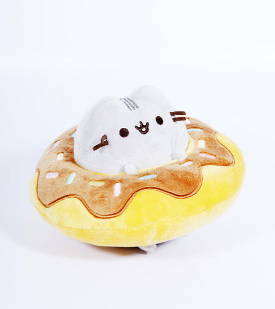 Pusheen nella sua ciambella al cioccolato
