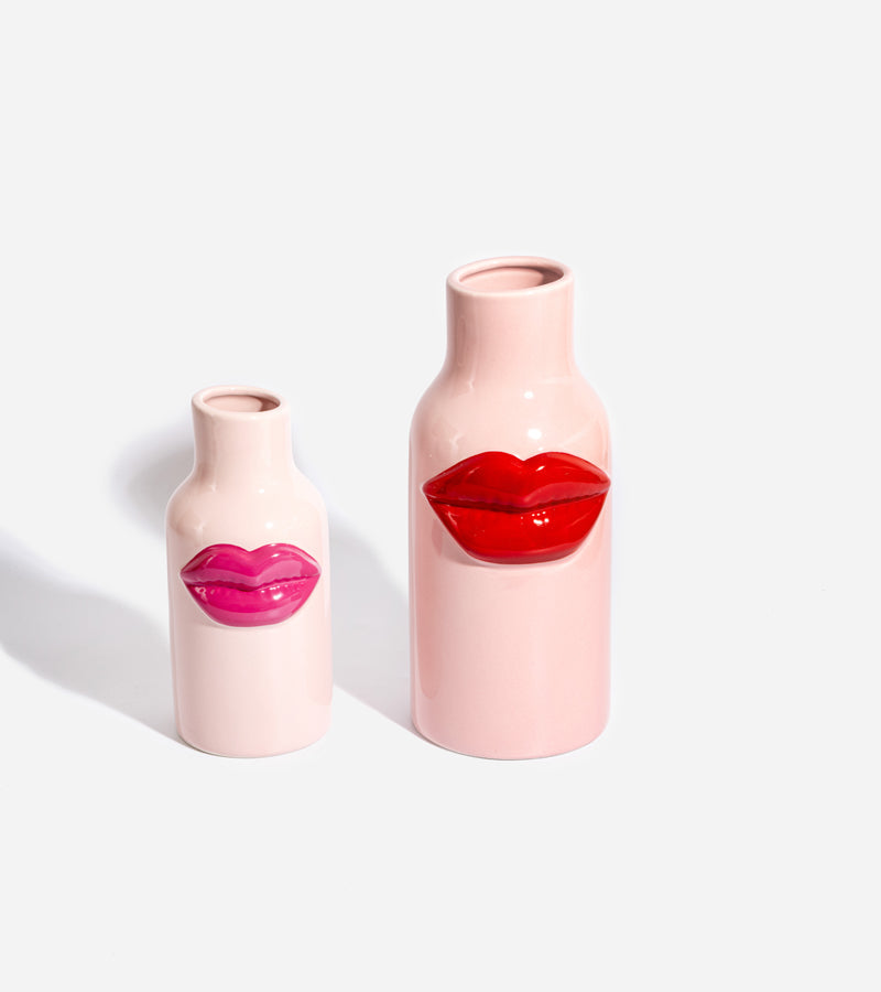 Vaso in ceramica con labbra rosse