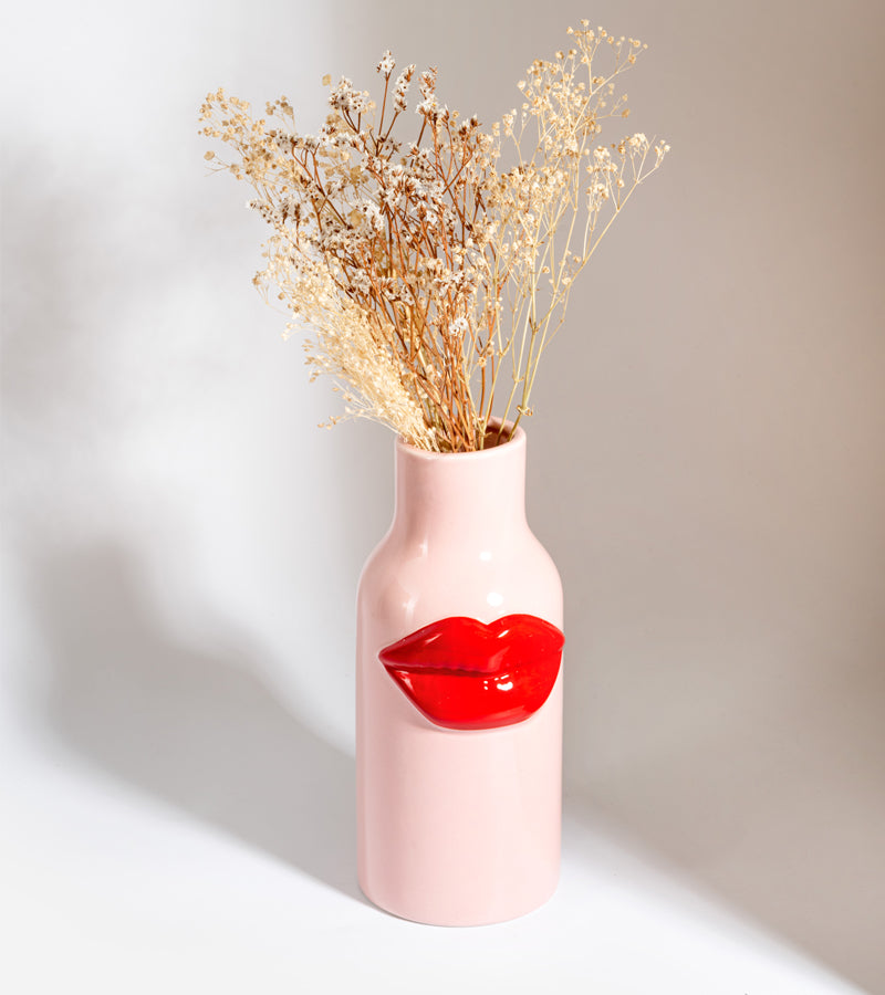 Vaso in ceramica con labbra rosse