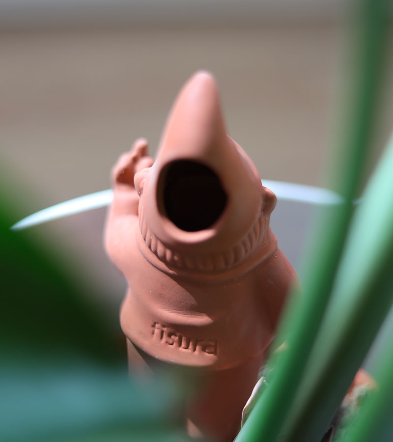 Gnomo annaffiatore in terracotta per piante