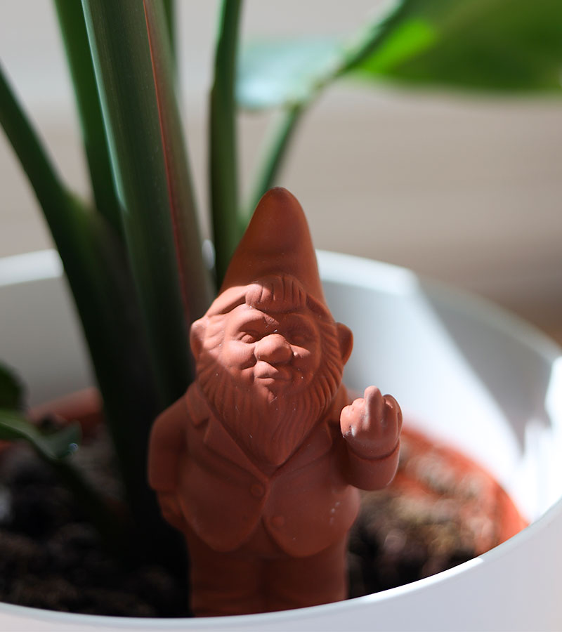 Gnomo annaffiatore in terracotta per piante