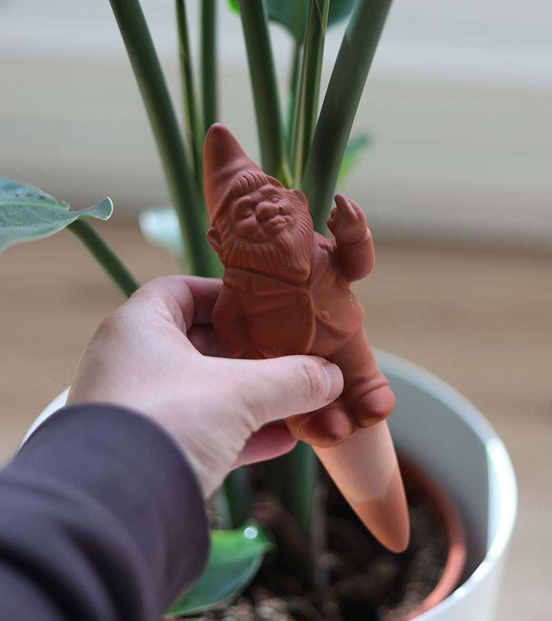 Gnomo annaffiatore in terracotta per piante