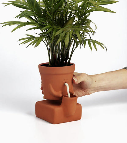 Jardinière autonome qui a soif