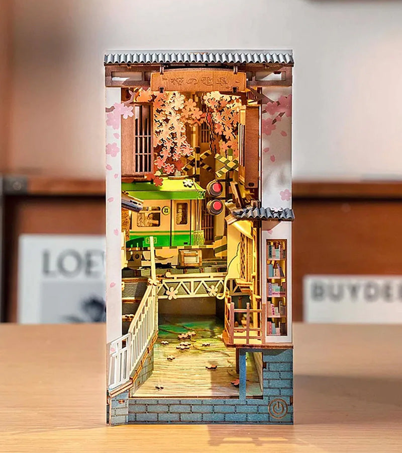 Kit DIY maison miniature en serre-livre - Sakura Densya  Robotime