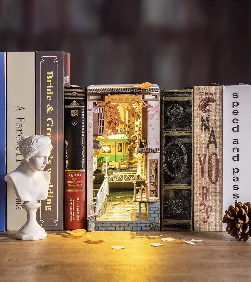 Kit DIY maison miniature en serre-livre - Sakura Densya  Robotime