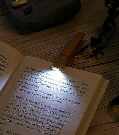 Lampe de lecture pince à linge  Kikkerland