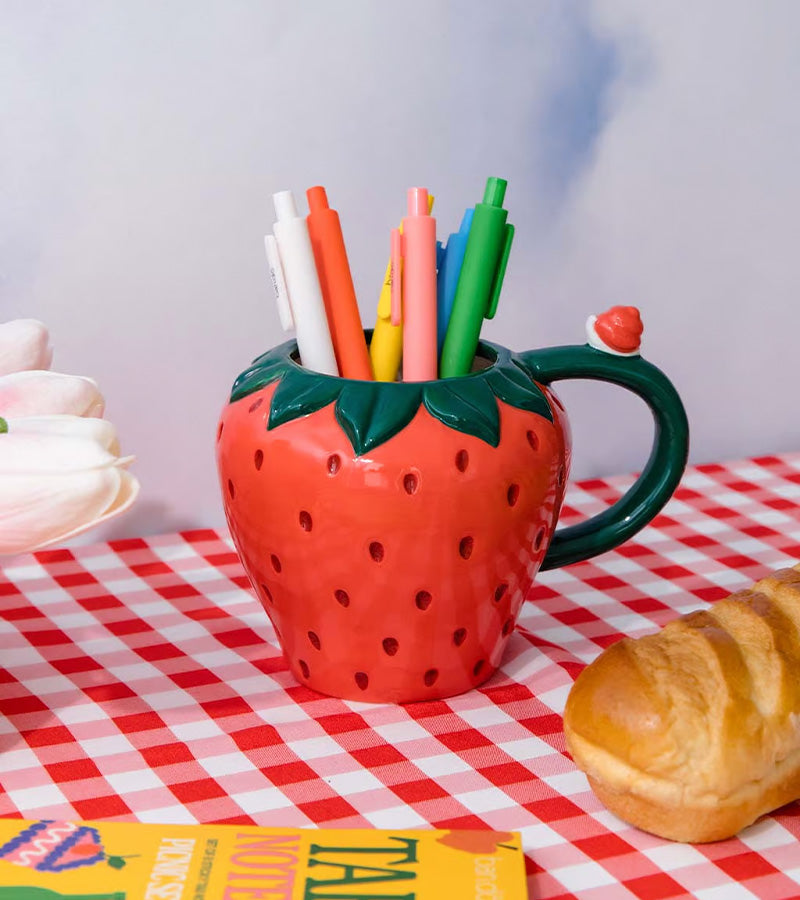 Tazza in ceramica a forma di fragola