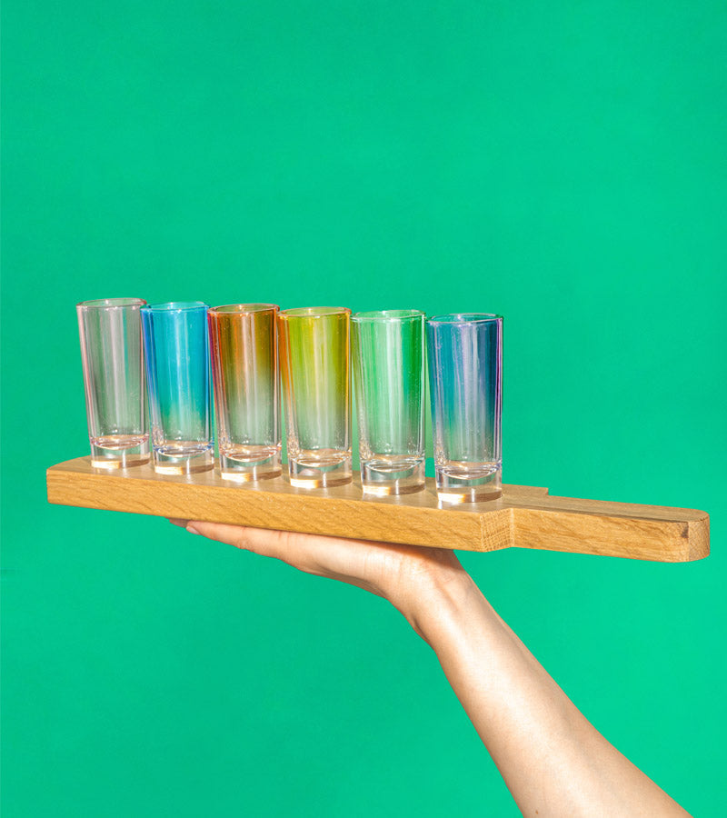 Vassoio con bicchieri da shot arcobaleno