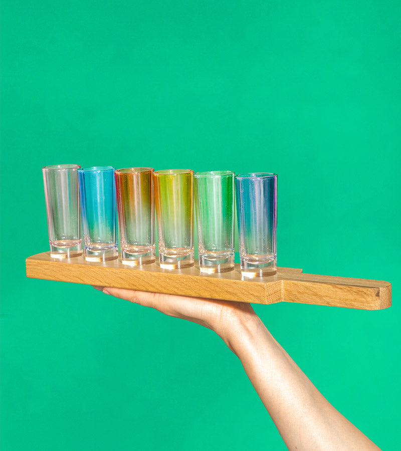 Vassoio con bicchieri da shot arcobaleno