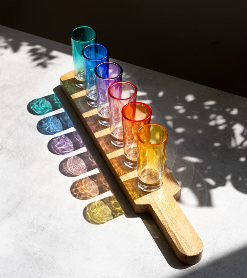 Vassoio con bicchieri da shot arcobaleno