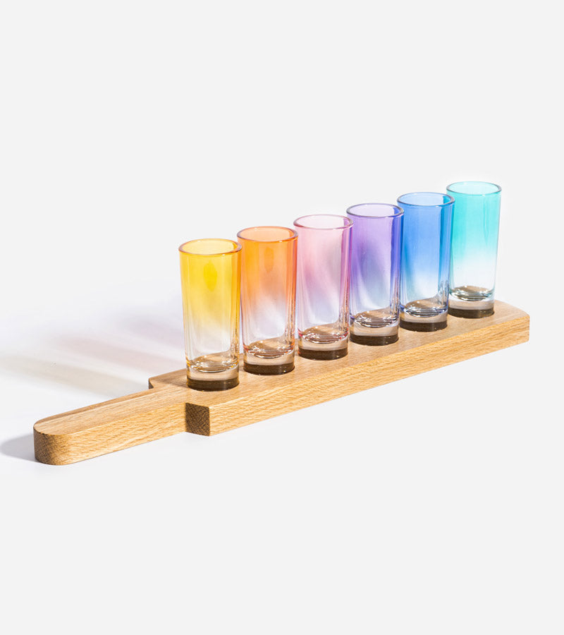 Vassoio con bicchieri da shot arcobaleno