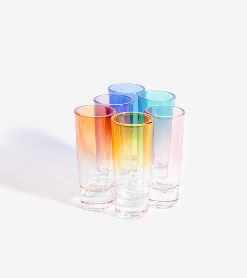 Vassoio con bicchieri da shot arcobaleno