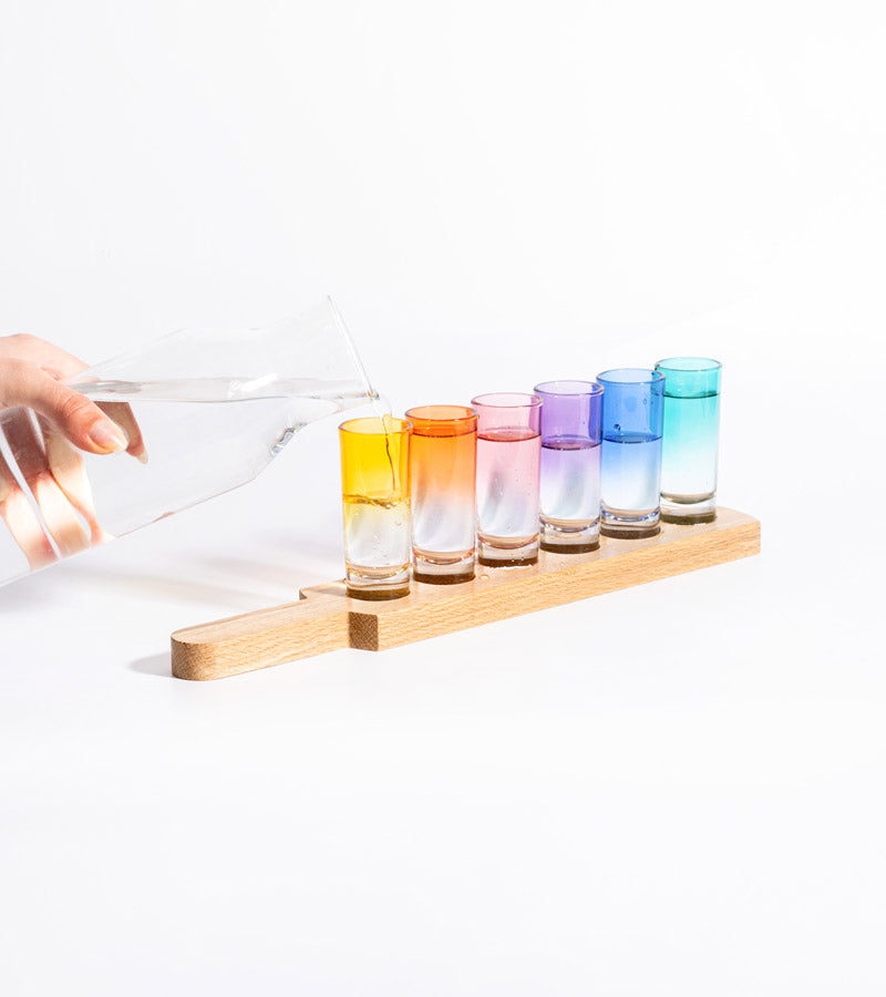 Vassoio con bicchieri da shot arcobaleno