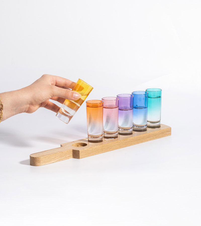 Vassoio con bicchieri da shot arcobaleno