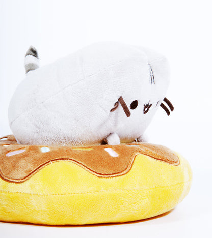 Pusheen dans son donut chocolat