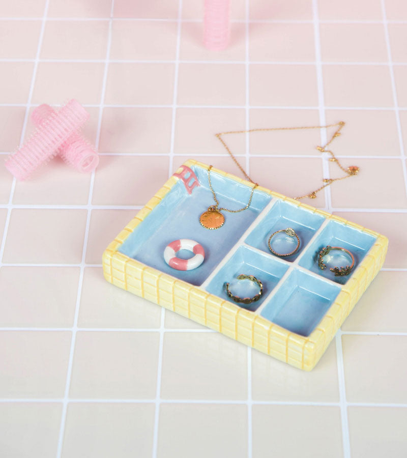 Repose-bijoux piscine