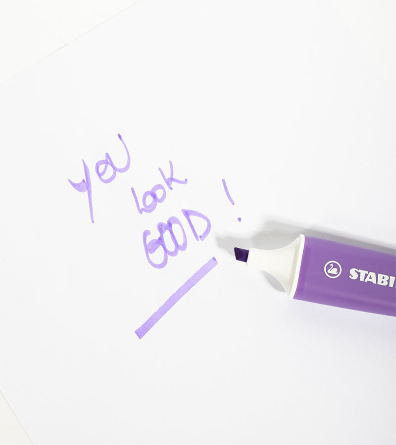 Set da scrivania con 30 evidenziatori STABILO x PANTONE