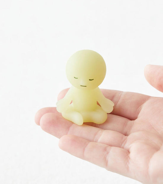 Figurine fluorescente Smiski - série Yoga 