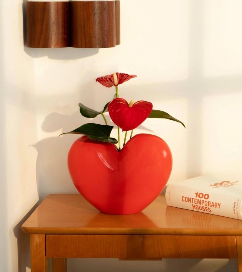 Vaso a forma di cuore in ceramica rossa