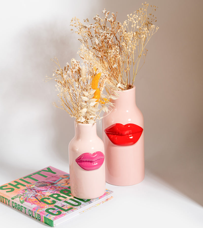 Vaso in ceramica con labbra rosse