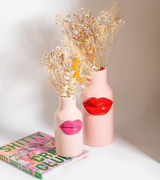 Vaso in ceramica con labbra rosse
