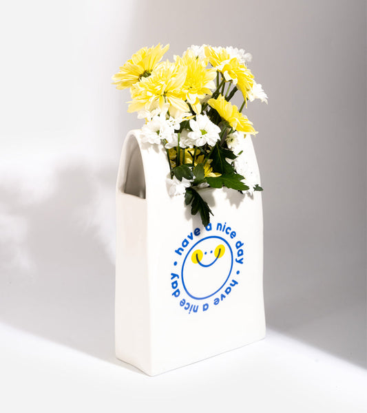 Vaso in ceramica con sacchetto di plastica