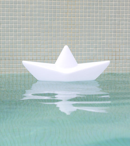 Luce notturna barca galleggiante 